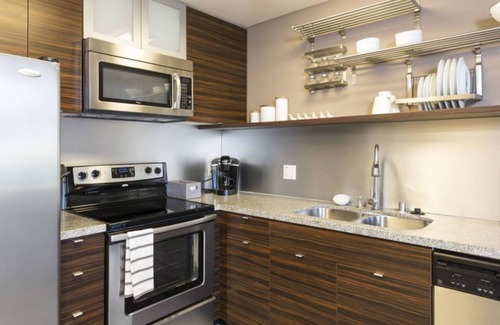 East San Mateo Condo | Stunning 2BR Condo w Gym & Pool in San Mateo