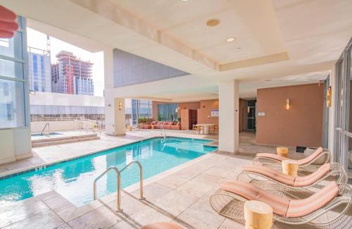 Downtown Phoenix Apartment | Stunning 2BR DT HighRise, Gym, Pool, W-D, Parking, Golf
