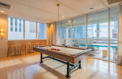 Downtown Phoenix Apartment | Stunning 2BR DT HighRise, Gym, Pool, W-D, Parking, Golf