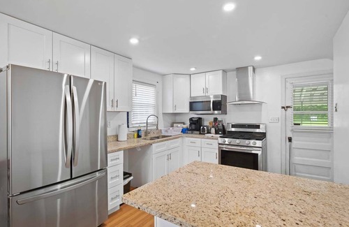 Brentwood House | Stunning 2BR-Private House-Near City