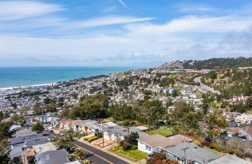 Pacifica Apartment | Stunning 2BR with Ocean, Mountain & Sunset Views