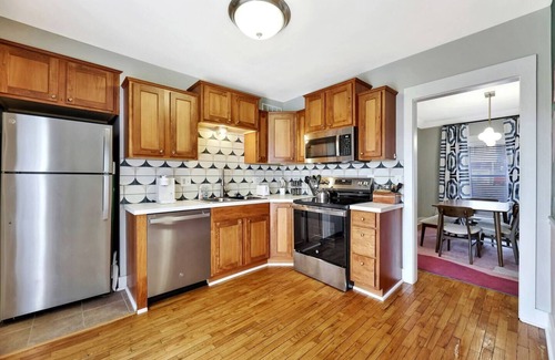 College Hill House | Stunning 3 BD/1 BATH! ~Rosé Retreat~
