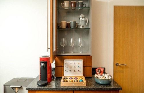 Greenwich West Apartment | Stunning 3 Bedroom Flat, with Parking, Sleeps Six, Near Greenwich Park