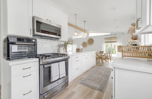 Garden Grove House | Stunning 3bed/2b Family Oasis with Golf Green Near Disney and Beaches