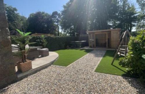 Lanhydrock House | Stunning 4 Bed Pet Friendly Cottage with Hot Tub