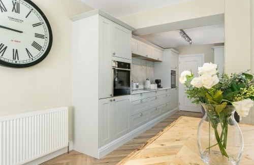 Cirencester Apartment | Stunning 4 Bedroom Townhouse in Cirencester