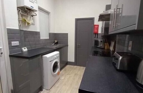 Stoke-on-Trent House | Stunning 4 BR Hanley House