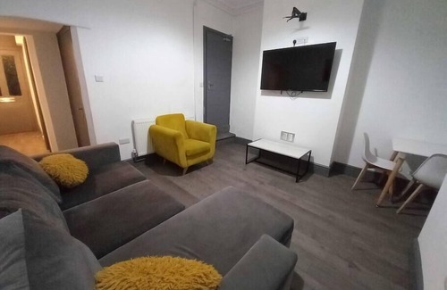 Stoke-on-Trent House | Stunning 4 BR Hanley House