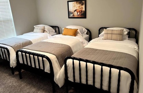 Independence House | Stunning 4 BR in Independence