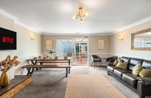 South Heighton House | Stunning 5 Bedroom House in New Haven - Sleeps up to 10 people - Perfect for contractors, Professionals, Families & Groups - Long Term Discounts Available