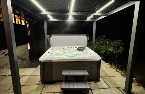 Rochdale House | Stunning 5-Bedroom Retreat with Bar, Hot Tub, and Expansive Garden