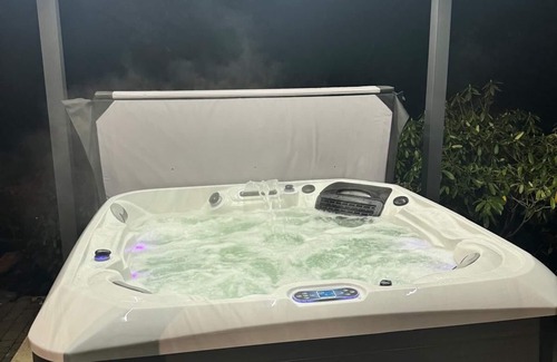 Rochdale House | Stunning 5-Bedroom Retreat with Bar, Hot Tub, and Expansive Garden