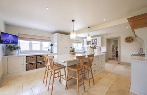 Saintbury House | Stunning 5 bed home close to Stratford with fantastic gardens/tennis court.