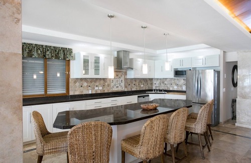 Cole Bay Villa | Stunning 6 bedroom villa located directly on the beach in St Martin