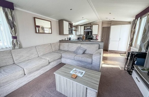 Pakefield House | Stunning 6 berth caravan, close to the beach in Suffolk ref 68067CR