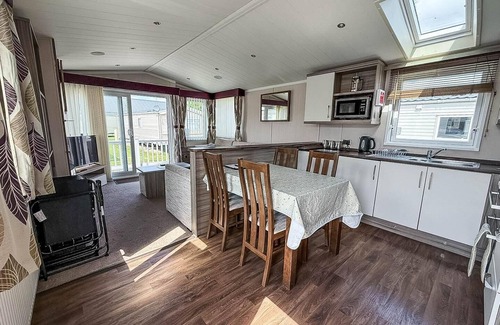 Pakefield House | Stunning 6 berth caravan, close to the beach in Suffolk ref 68067CR