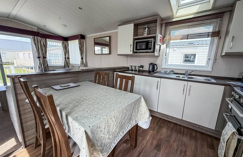 Pakefield House | Stunning 6 berth caravan, close to the beach in Suffolk ref 68067CR