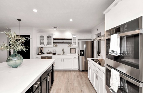 Lake Houston House | Stunning 8-Bedroom w/Pool 30 Mins to Downtown SCL