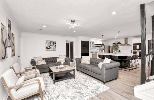 Lake Houston House | Stunning 8-Bedroom w/Pool 30 Mins to Downtown SCL