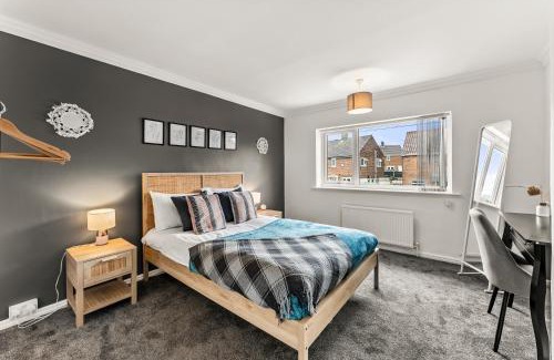 Sutton-in-Ashfield Apartment | Stunning Abode in Ashford - Parking - Sleeps 7