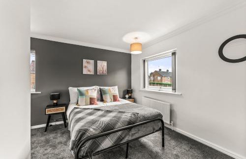 Sutton-in-Ashfield Apartment | Stunning Abode in Ashford - Parking - Sleeps 7