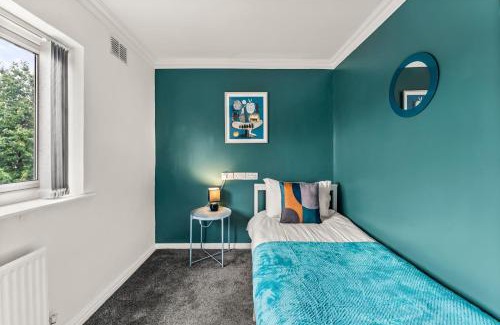 Sutton-in-Ashfield Apartment | Stunning Abode in Ashford - Parking - Sleeps 7