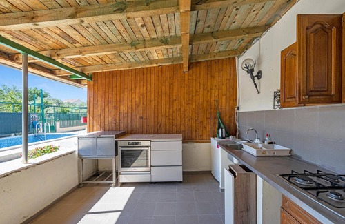 Skradin Apartment | Stunning apartment in Dubravice