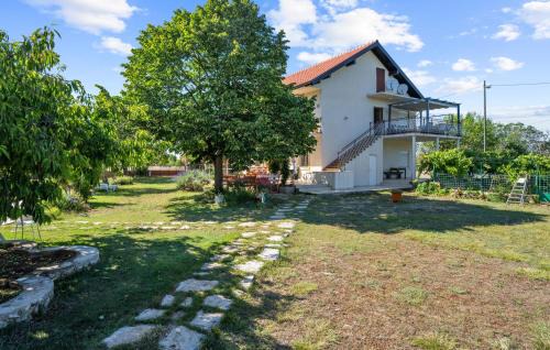 Gradina Apartment | Stunning Apartment In Lozovac With Wifi