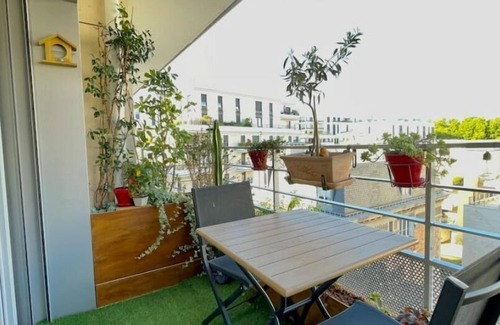 Clichy Apartment | Stunning apartment with balcony to visit Paris