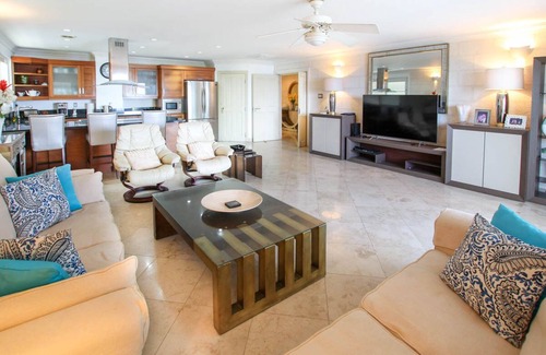 Old Trees Bay Apartment | Stunning Beachfront Condo on Payne's Bay