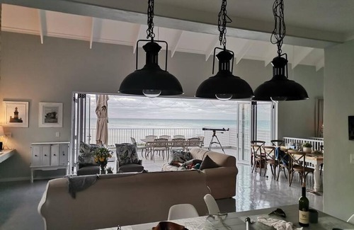 L'Agulhas House | Stunning beachfront spacious family home