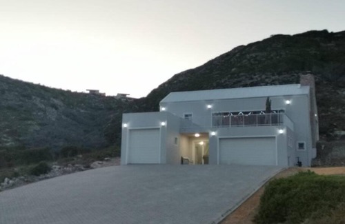 L'Agulhas House | Stunning beachfront spacious family home