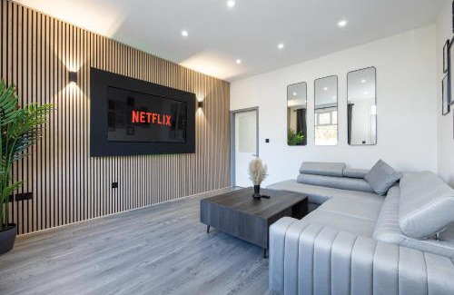 Bolton House | Stunning Bolton Abode - Cinema Experience - Parking