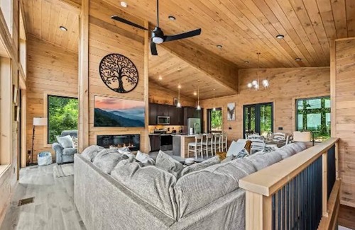 Sevierville Cabin | Stunning Cabin for 6 with Hot Tub & Pool Table!