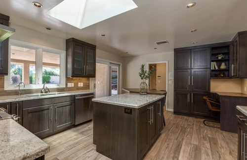 Paradise Valley House | Stunning Camelback Views, 4 bdrm 3 bath + Office w/Futon, Firepit, B-Ball Court