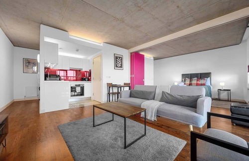 New Islington Apartment | Stunning Canal Side Flat by City SuperHost