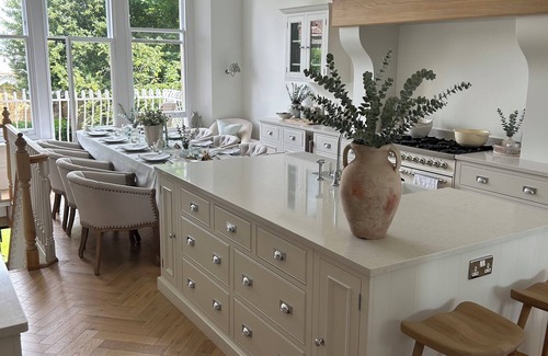 Bristol Apartment | Stunning Clifton Maisonette on The Downs with Neptune kitchen & large garden