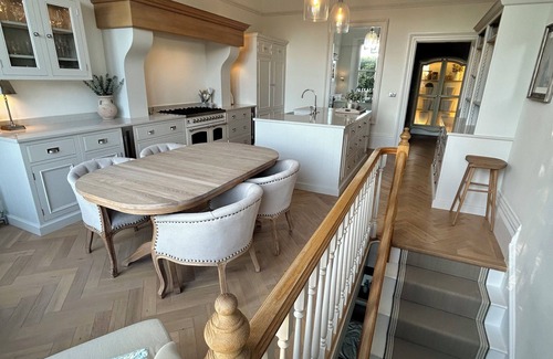 Bristol Apartment | Stunning Clifton Maisonette on The Downs with Neptune kitchen & large garden