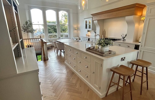 Bristol Apartment | Stunning Clifton Maisonette on The Downs with Neptune kitchen & large garden