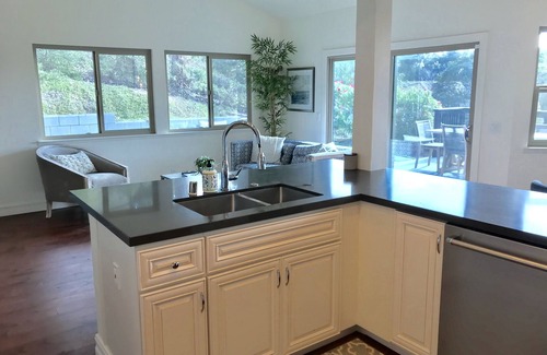 Fire Mountain House | Stunning Coastal Home! Surfboards, kayaks, bikes, air hockey, gorgeous!