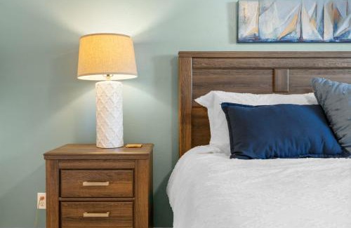 Park Shore Apartment | Stunning Condo at Park Shore Resort 149