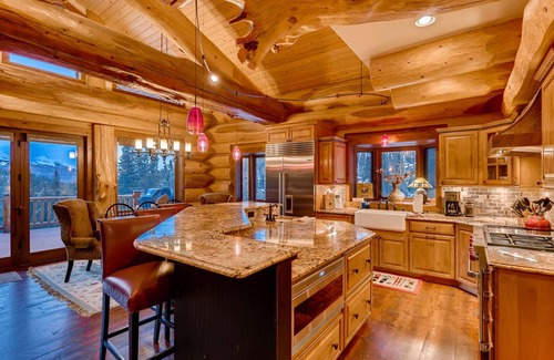 Baldy Mountain House | STUNNING custom log home, 4 en-suites, amazing views, hot tub, pool table!