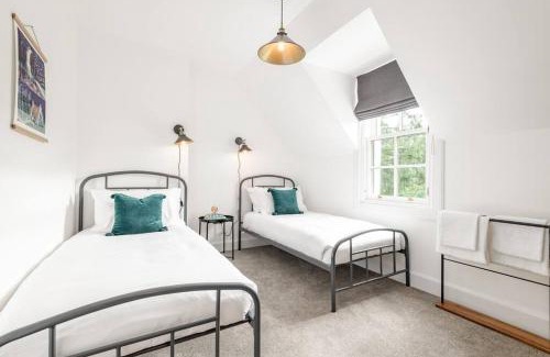 Killin House | Stunning Dalchenna w/hot tub & huge garden