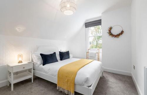 Killin House | Stunning Dalchenna w/hot tub & huge garden