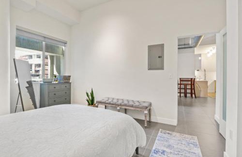 Historic Core Apartment | Stunning DTLA Gem 2 bed with pool, gym and parking