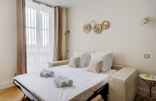 Quartier de la Porte-Saint-Denis Apartment | Stunning Family Flat - Grands Boulevards - with AC