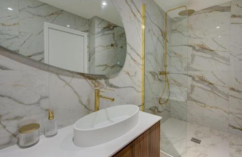 Quartier de la Porte-Saint-Denis Apartment | Stunning Family Flat - Grands Boulevards - with AC
