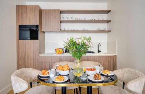 Quartier de la Porte-Saint-Denis Apartment | Stunning Family Flat - Grands Boulevards - with AC