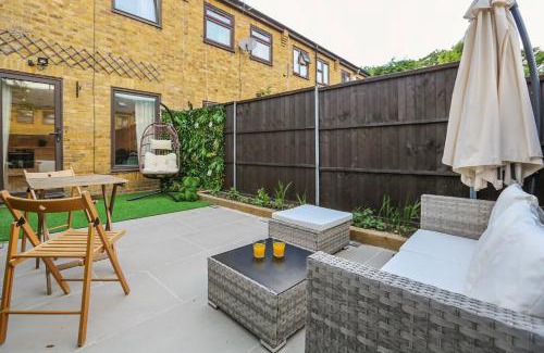Whitechapel Apartment | STUNNING Garden House Prime Location W Private Parking