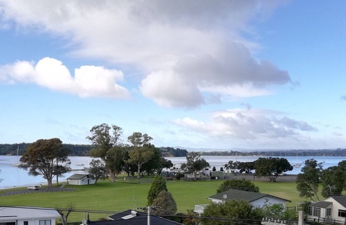 Omokoroa House | Stunning Harbour Views with FREE Wi-Fi